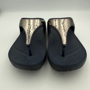 Crocs Sloane Sandal Sz 6 Hammered Metallic Silver Navy Thong Wedge Heel Women's